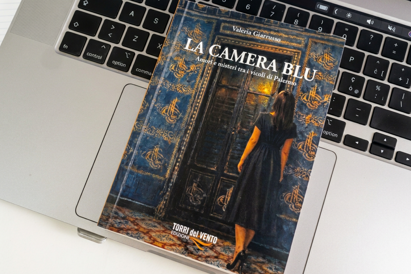 libro La camera blu scritto da Valeria Giarrusso